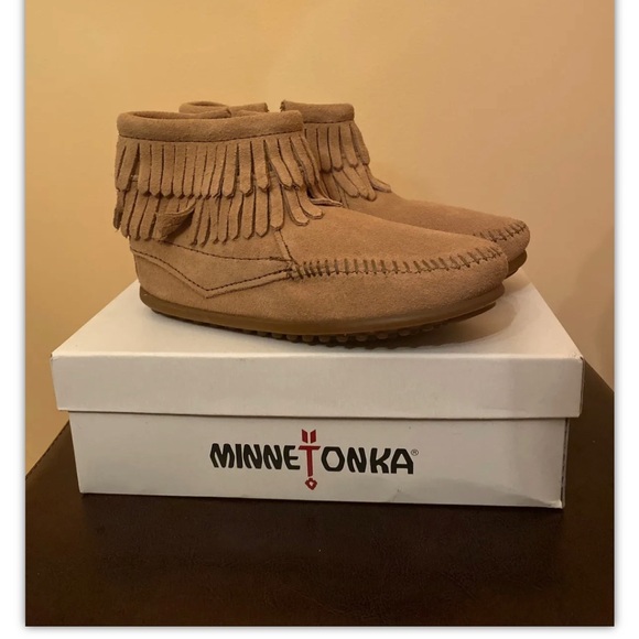 NWT Minnetonka Double Fringe Tan/Beige Ankle Boots - Size 1 - Picture 1 of 5